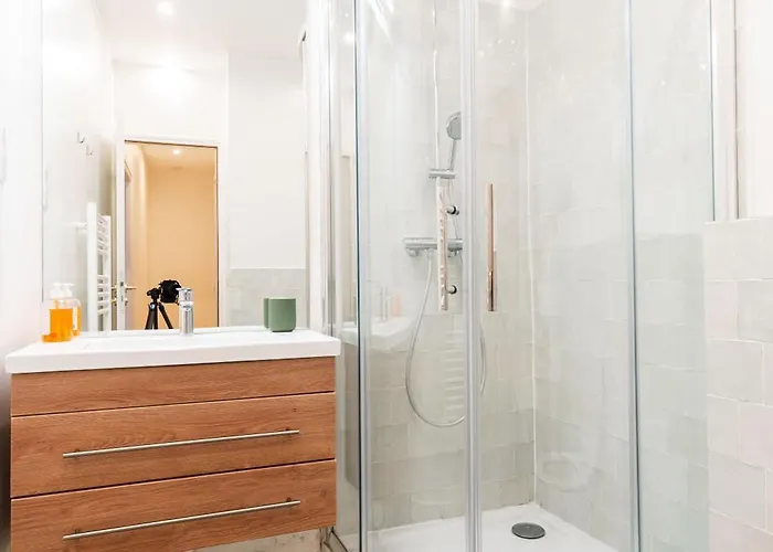 Loft 4 Bedroom Montmartre Pigalle Ac By Lcc Agency باريس